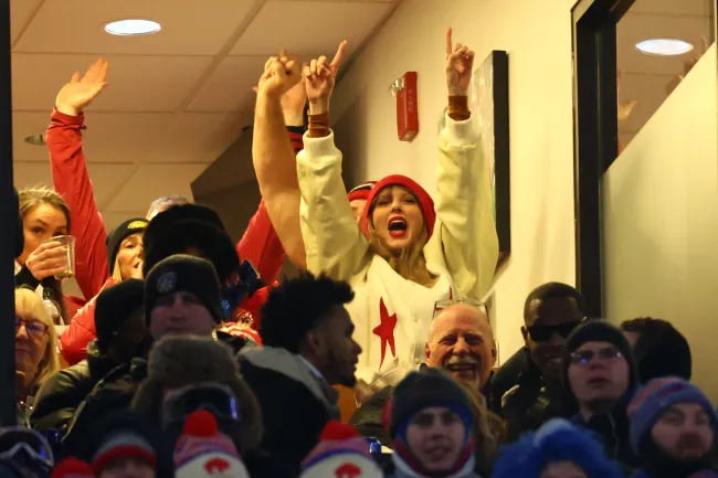 Taylor Swift animando en el partido de fútbol Chiefs vs Bills
