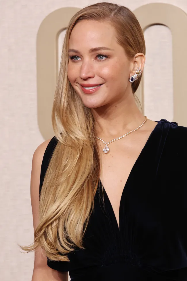 Jennifer Lawrence lució joyas de Tiffany & Co. en los Globos de Oro 2024.