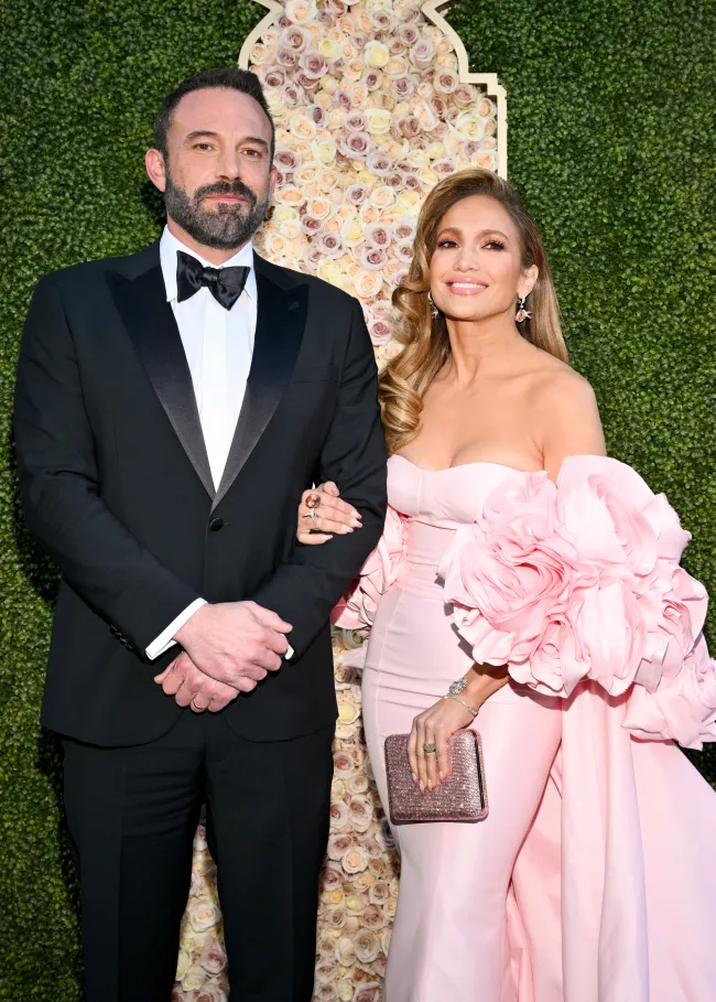 Ben Affleck y Jennifer López posando en los Globos de Oro 2024