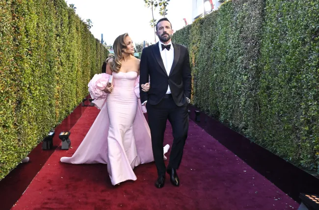 Jennifer López y Ben Affleck desfilando en los Globos de Oro 2024