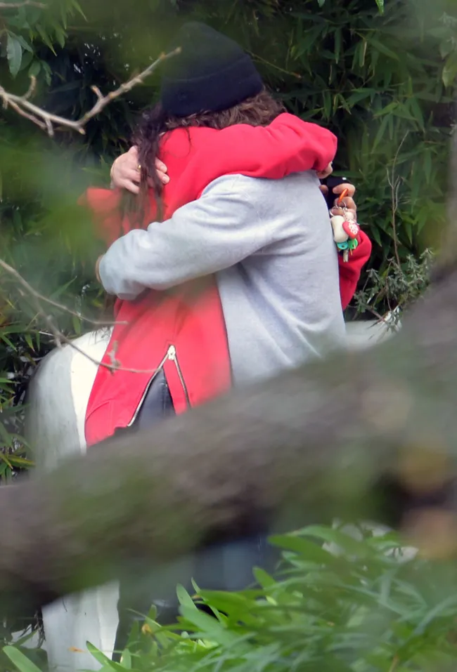 Jeremy Allen White y Rosalía abrazándose