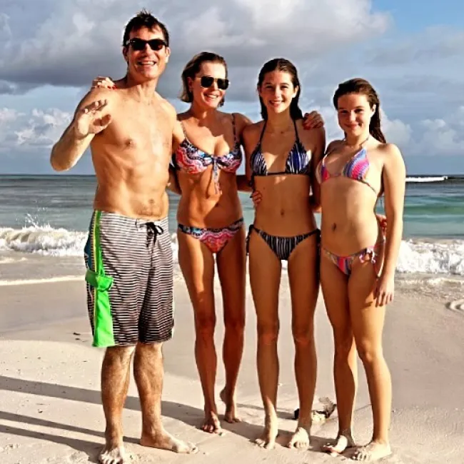 Jerry O'Connell y Rebecca Romijn posando con sus hijas en la playa