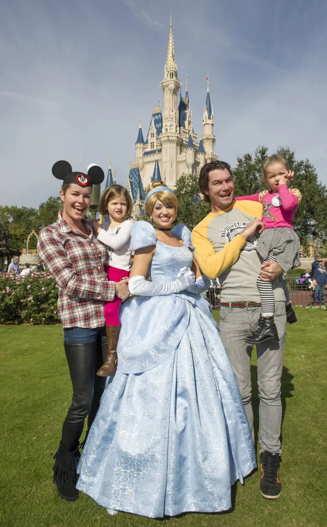 Jerry O'Connell y Rebecca Romijn posando con sus dos hijos