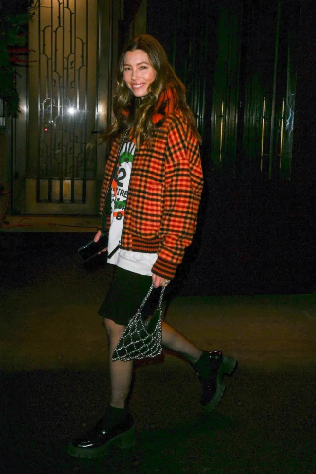 Jessica Biel luciendo un outfit grunge.
