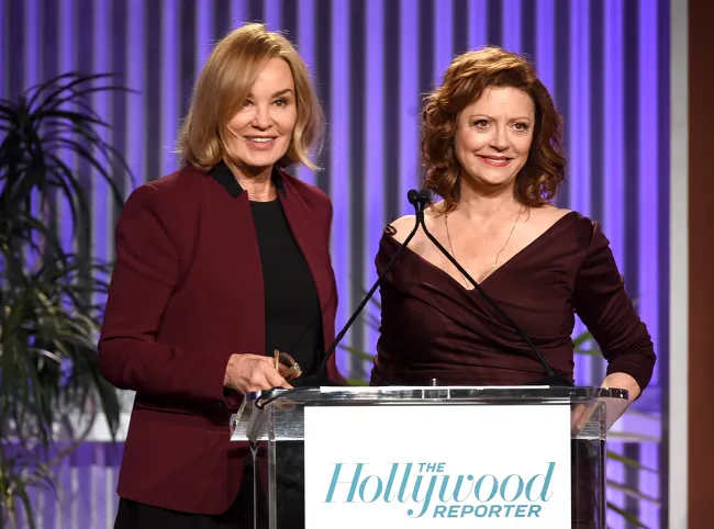 Jessica Lange y Susan Sarandon en el escenario del Desayuno Anual de Mujeres en el Entretenimiento de Hollywood Reporter en 2016.