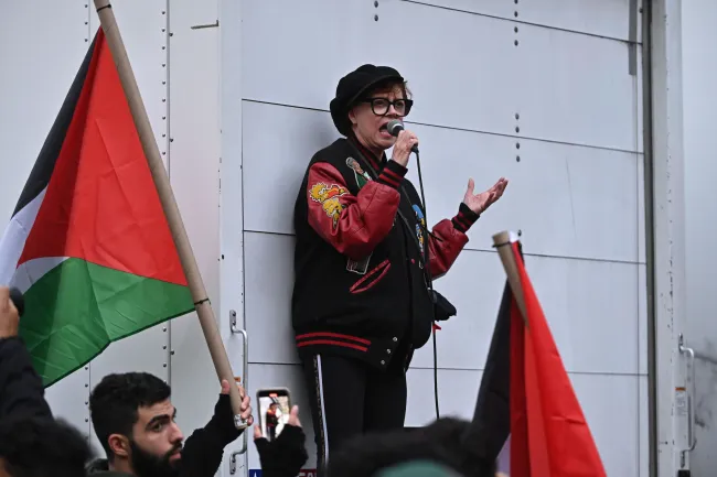 Susan Sarandon hablando en una manifestación pro Palestina.