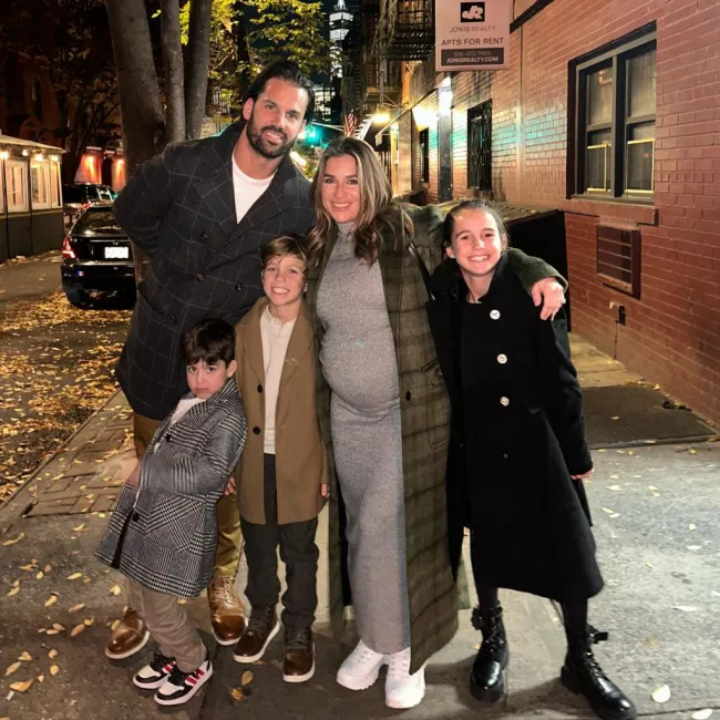 Jessie James Decker y Eric Decker embarazadas con sus hijos