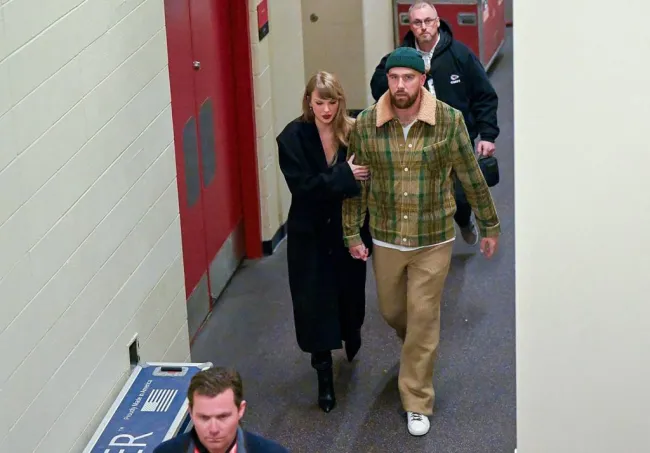 Taylor Swift y Travis Kelce caminando
