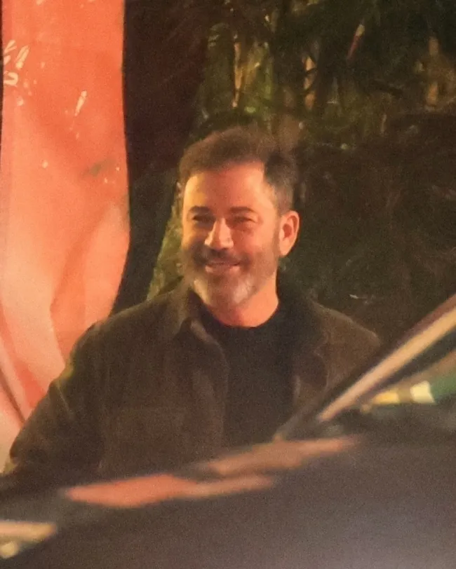 Jimmy Kimmel saliendo de un restaurante.