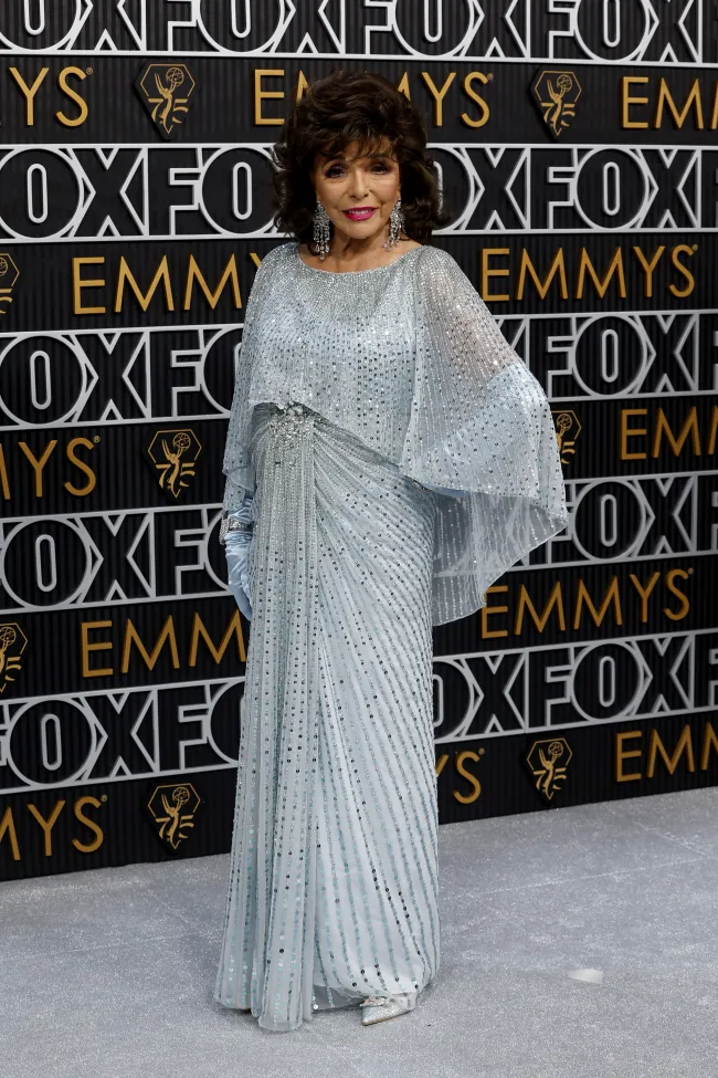 Dame Joan Collins en los Emmy 2024