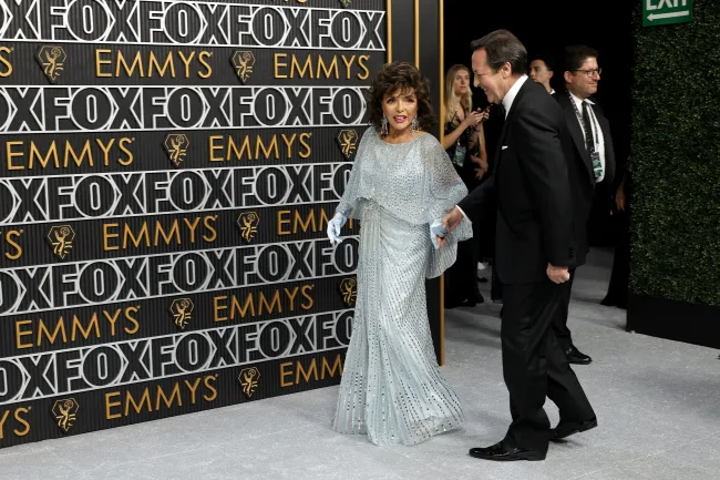 Dame Joan Collins y su marido en los Emmy 2024