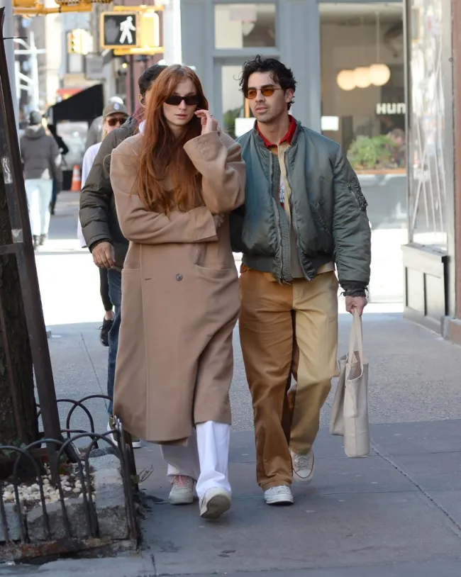 Sophie Turner y Joe Jonas caminando por la calle.