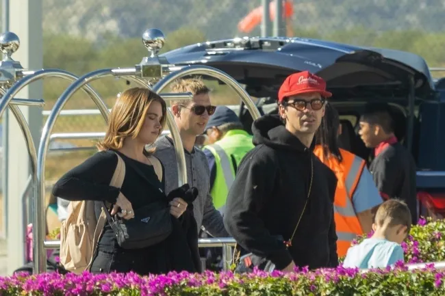 Joe Jonas y Stormi Bree en el aeropuerto de Cabo San Lucas.