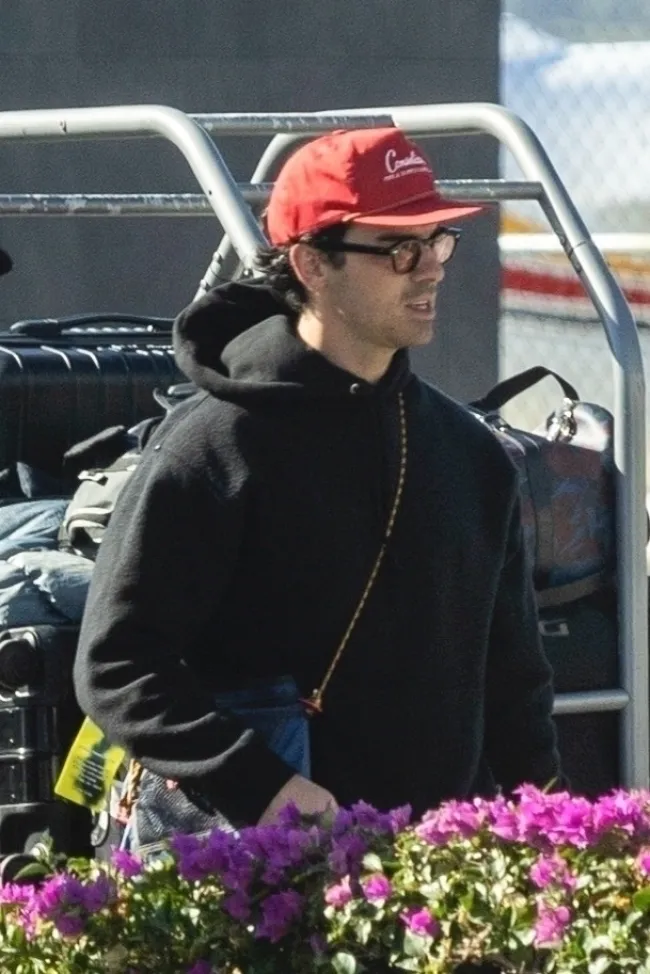 Joe Jonas en el aeropuerto de Cabo San Lucas.
