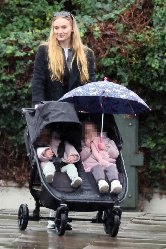 Sophie Turner con sus hijas.