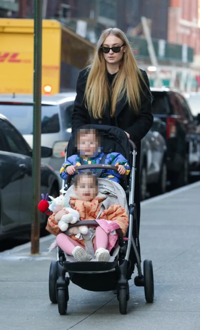Sophie Turner y sus hijas.