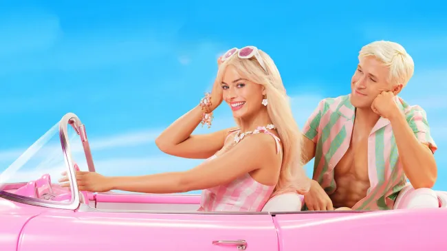 margot robbie y ryan gosling como barbie y ken sentados en un auto de barbie