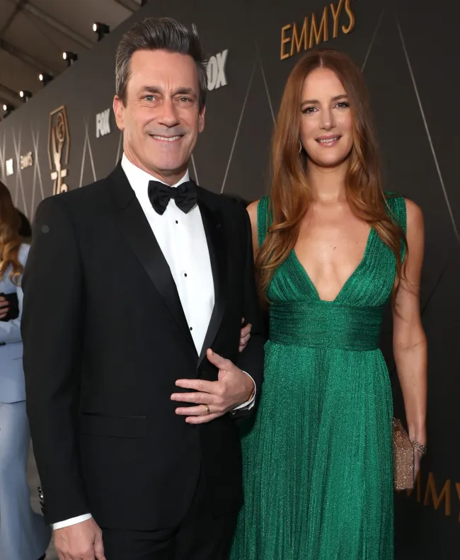Jon Hamm y Anna Osceola llegaron a la alfombra roja de la 75ª edición de los premios Primetime Emmy.