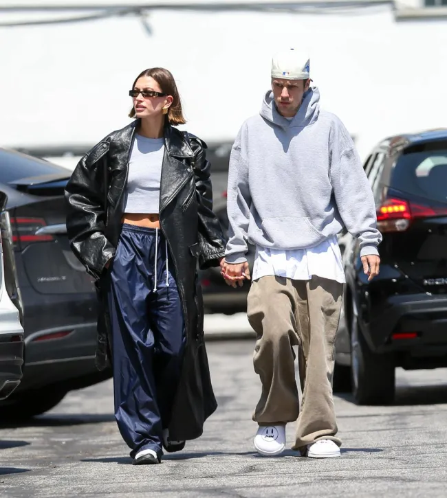 Justin Bieber y Hailey Bieber caminando