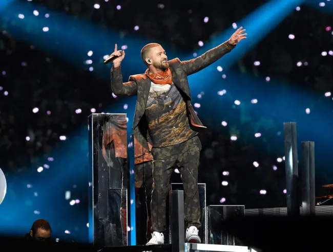 Justin Timberlake realizando el espectáculo de medio tiempo del Super Bowl 2018.