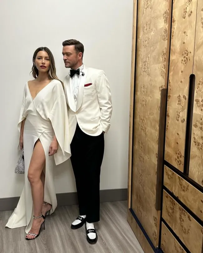 Jessica Biel y Justin Timberlake posan juntos en ropa formal.