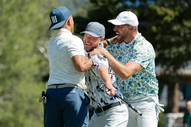 Travis Kelce y Justin Timberlake jugando golf juntos.