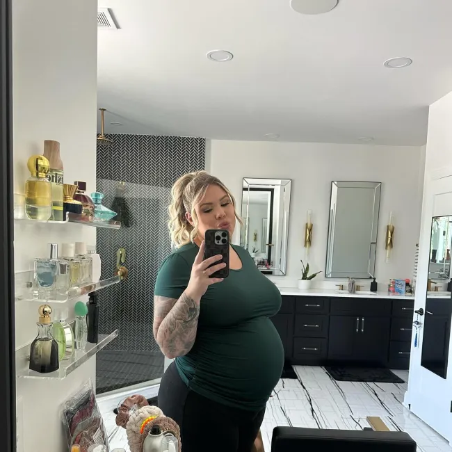 Kailyn Lowry embarazada tomándose una selfie.
