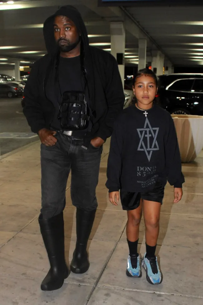 Kanye West y North West caminando juntos