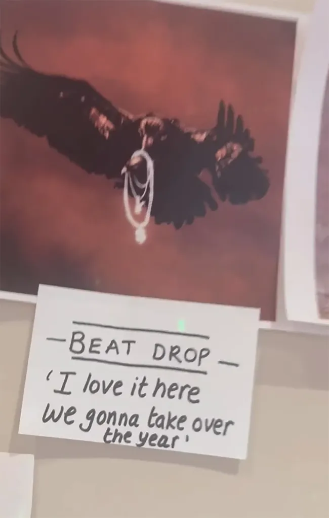 Guión gráfico del vídeo musical de North West de un buitre y una tarjeta de notas