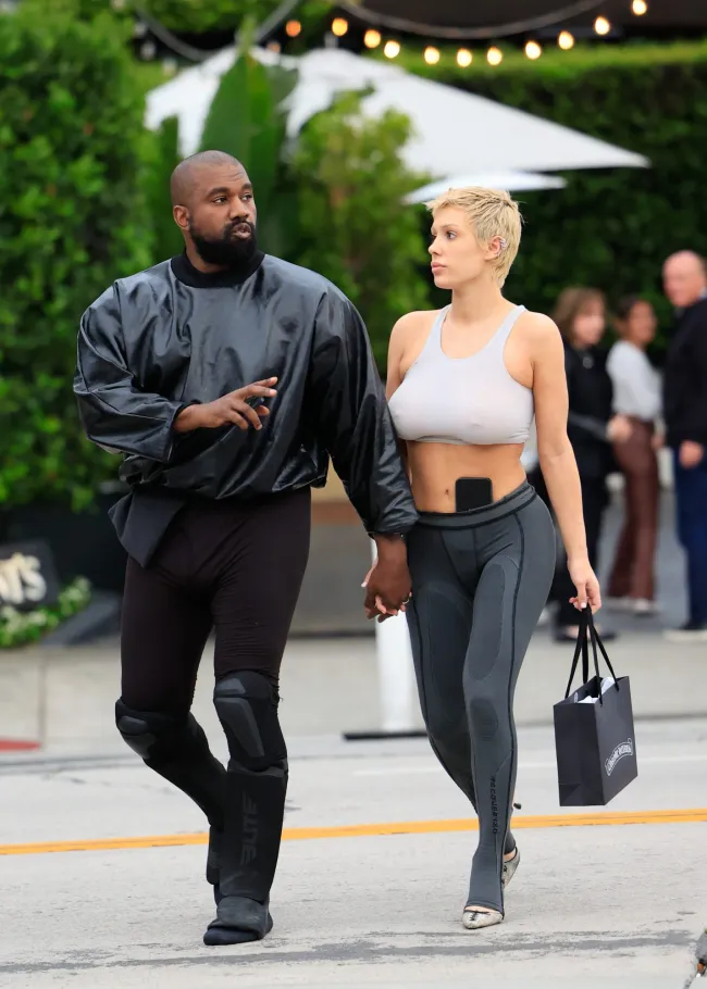 Kanye West y Bianca Censori salen a Los Ángeles.