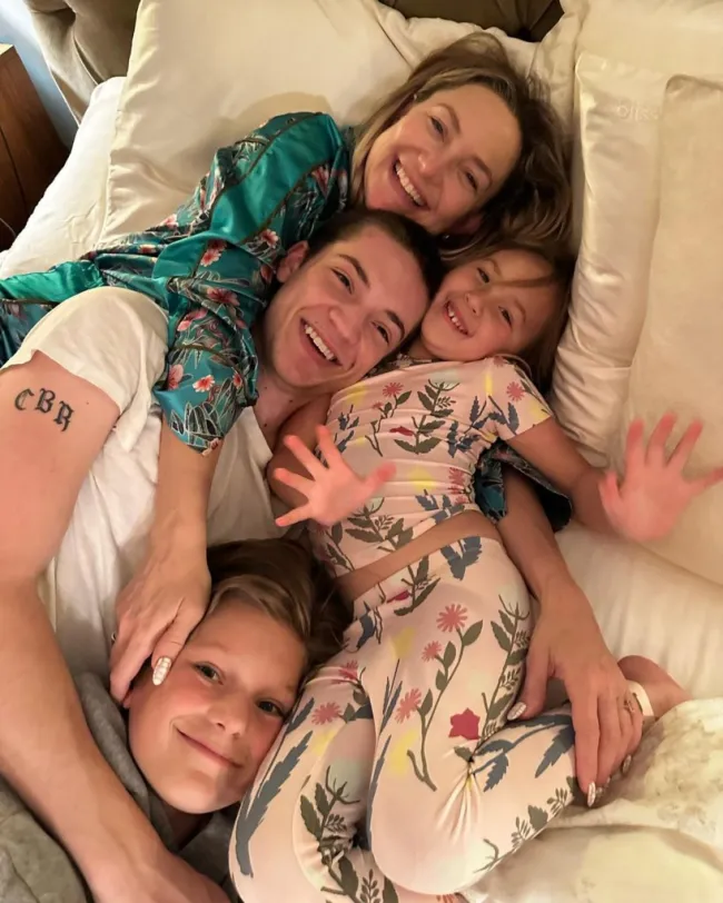 Kate Hudson con sus hijos.
