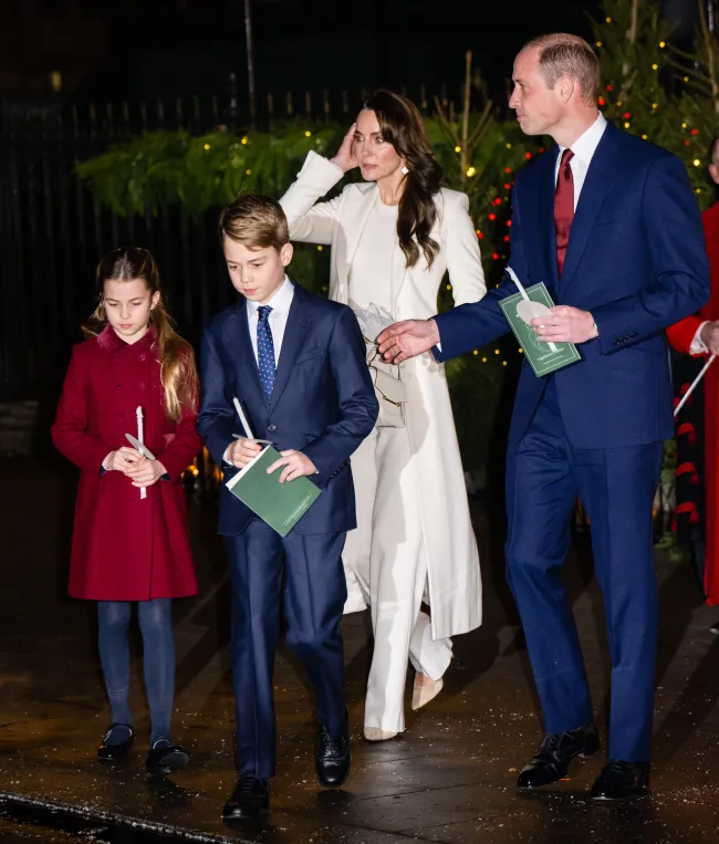 la princesa charlotte, el príncipe george, kate middleton y el príncipe william caminando
