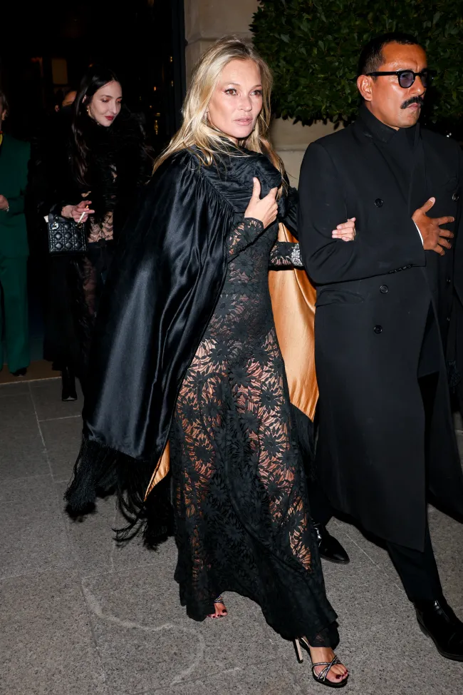 Kate Moss celebra su 50 cumpleaños con un vestido transparente