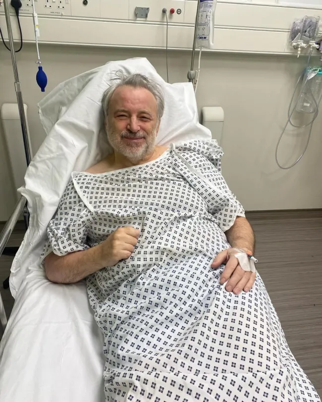 Keith McNally en la cama del hospital.