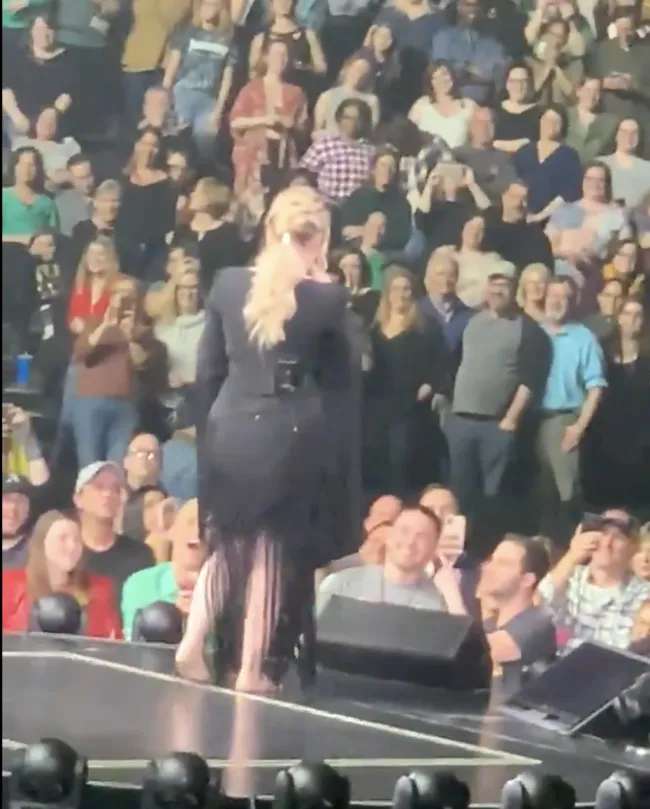 Kelly Clarkson en el escenario.