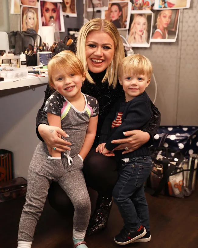 Kelly Clarkson con sus hijos