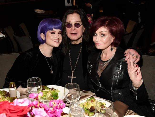 Kelly Osbourne, Ozzy Osbourne y Sharon Osbourne asisten a la gala previa a los GRAMMY en 2020.