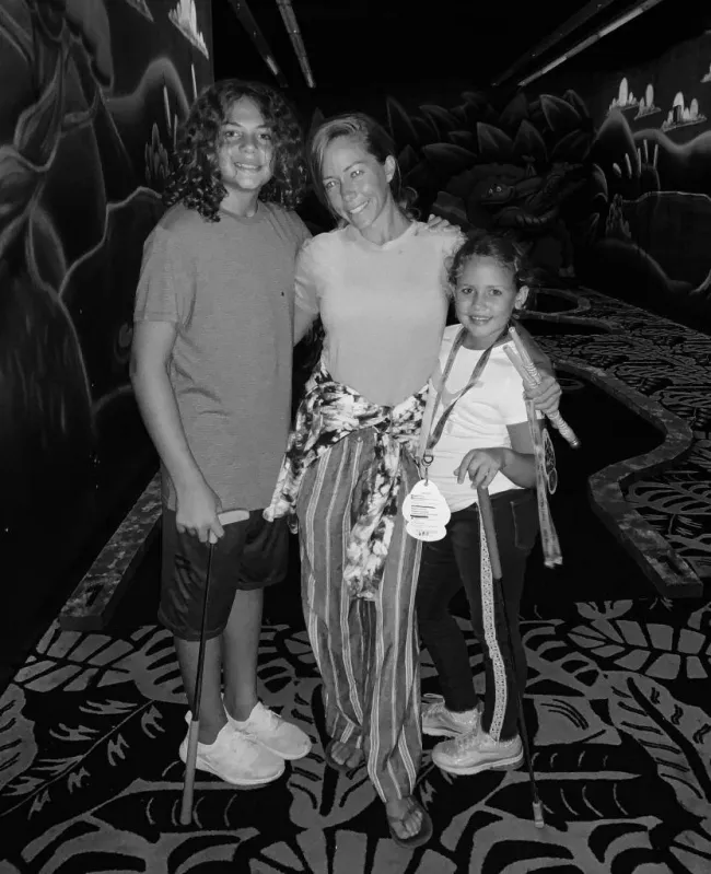 Kendra Wilkinson con sus dos hijos