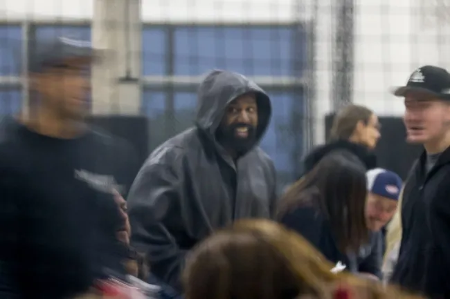 Kanye West en el partido de baloncesto de Saint West.