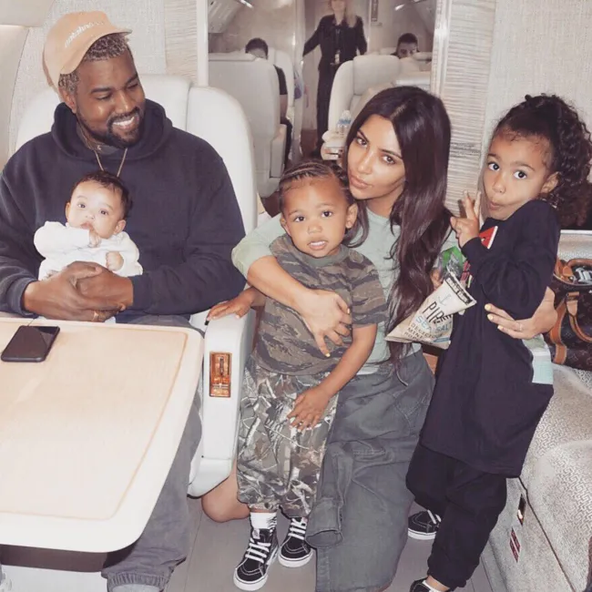 Kim Kardashian y Kanye West con tres de sus hijos.