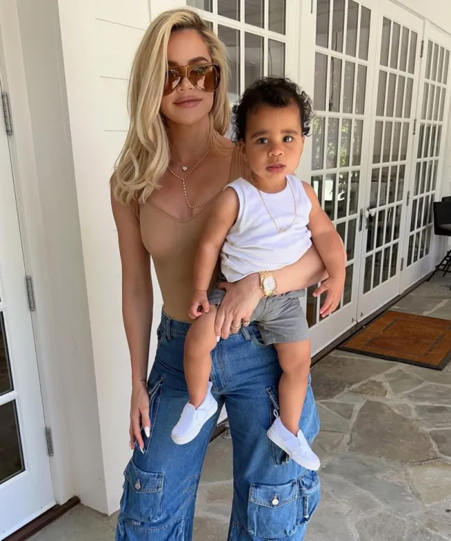Khloé Kardashian con su hijo Tatum