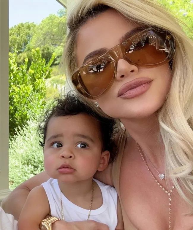 Khloé Kardashian con su hijo Tatum