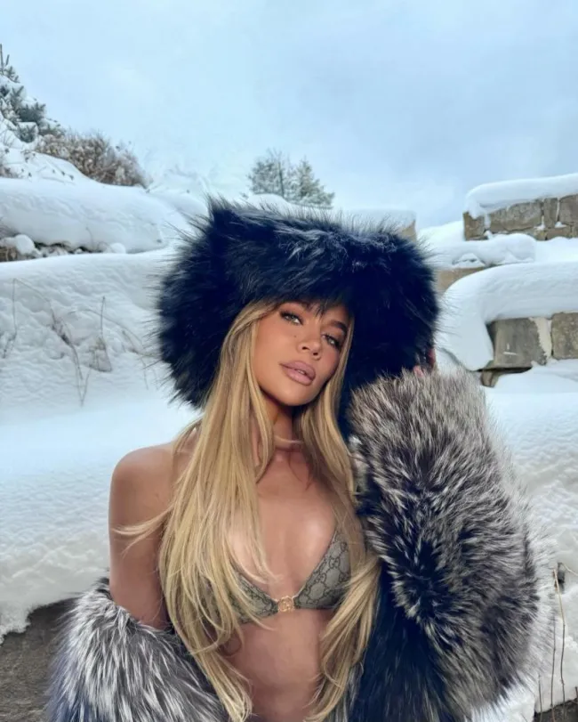 Khloe Kardashian luciendo un bikini de Gucci en la nieve