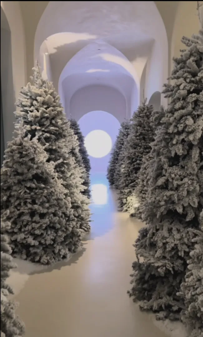 Árboles de Navidad en la casa de Kim Kardashian.