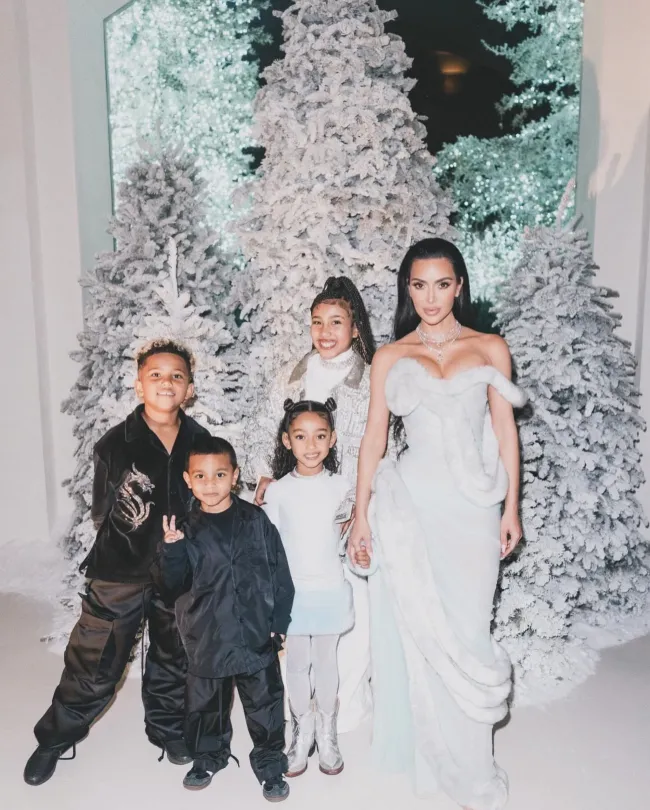 Kim Kardashian posando con sus cuatro hijos.