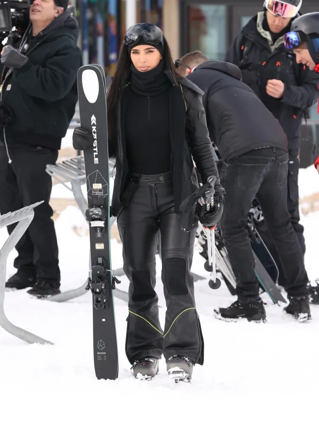 Kim Kardashian esquiando.