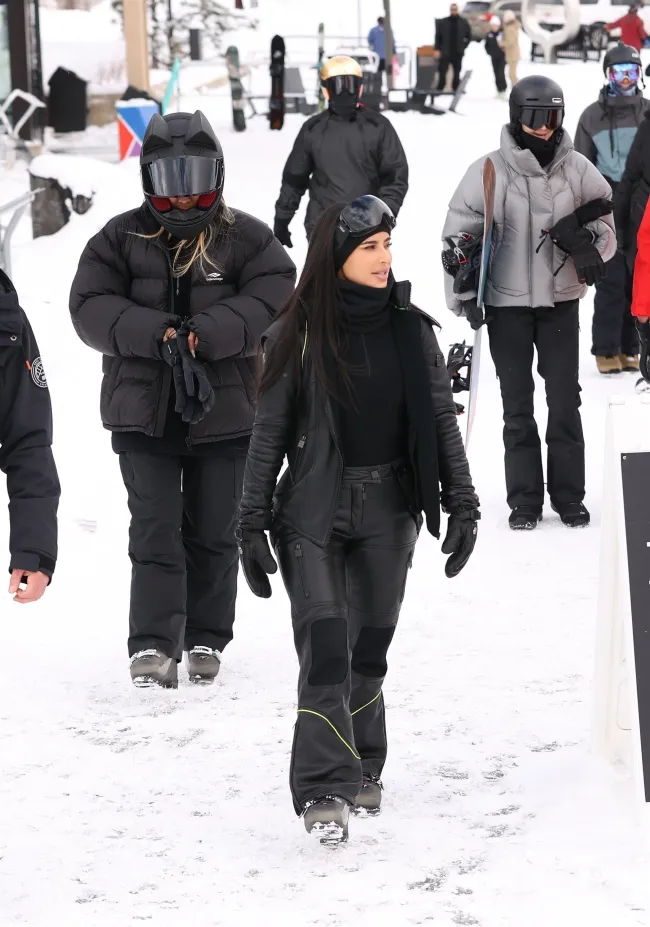 kim kardashian esquiando