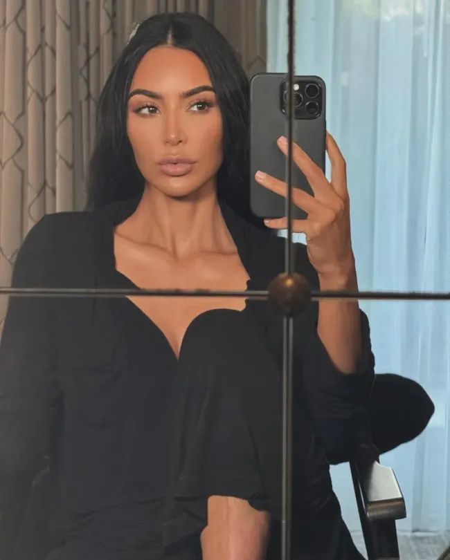 Selfie de Kim Kardashian en el espejo.