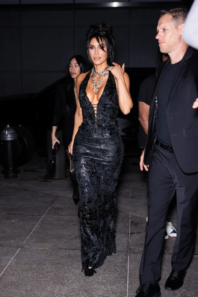 Kim Kardashian con un vestido negro escotado.