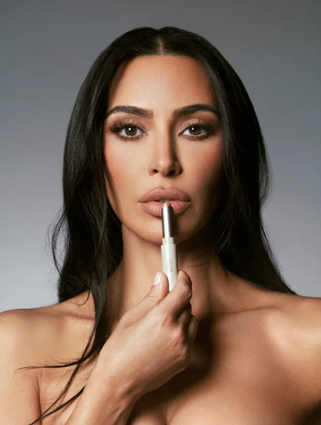 Kim Kardashian aplicándose lápiz labial